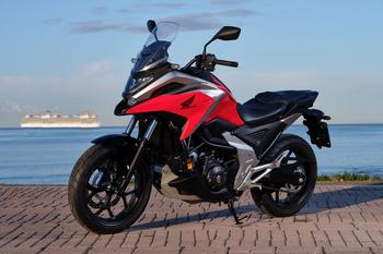 Honda NC 750X 2022, renovada no design e na técnica, e agora em duas versões: com câmbio convencional ou com a exclusiva transmissão DCT – Dual Clutch Transmission