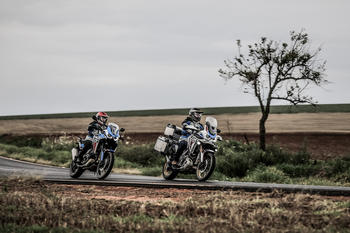  Honda CRF 1100L Africa Twin 2024: nova cor com grafismos atualizados na mais versátil das big trail