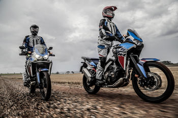  Honda CRF 1100L Africa Twin 2024: nova cor com grafismos atualizados na mais versátil das big trail