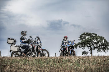 Honda CRF 1100L Africa Twin 2024: nova cor com grafismos atualizados na mais versátil das big trail