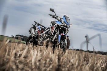  Honda CRF 1100L Africa Twin 2024: nova cor com grafismos atualizados na mais versátil das big trail